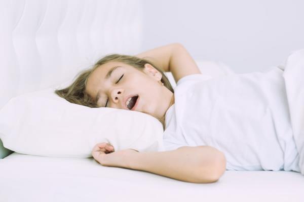 چرا بعضی از افراد در خواب، با صدای بلند نفس می‌کشند؟